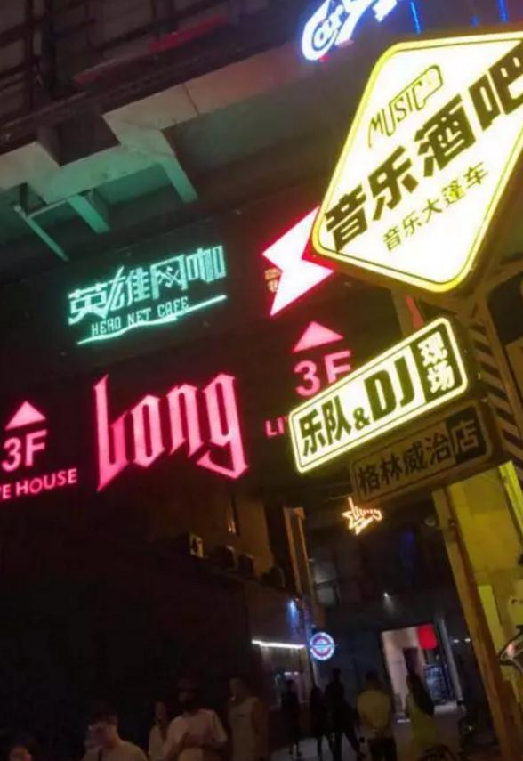 追女生聊天实战恋爱案例:闺蜜满分日记(上):眼看又搬来一箱酒,谁才是最终的猎物? 追女生聊天实战恋爱案例:闺蜜满分日记(上):眼看又搬来一箱酒,谁才是最终的猎物?