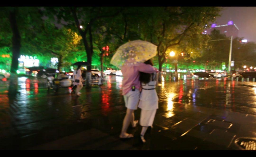 追女生约会实战聊天案例-深夜，混进女友的别墅中，才发现我们才认识不到一天。