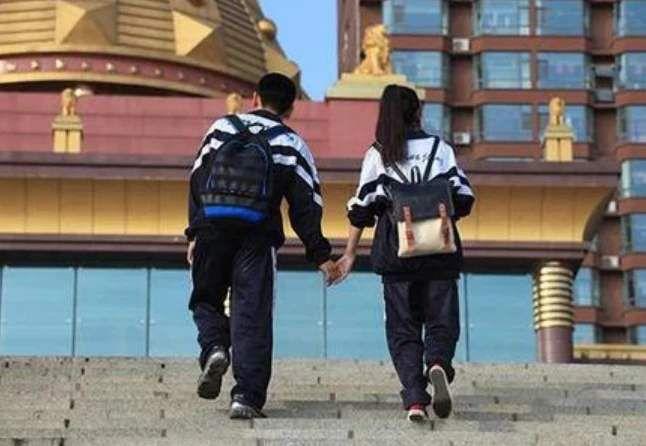 积目10000+喜欢的“黑长直”小姐姐，认识一天就让我和她“抱抱摇”……