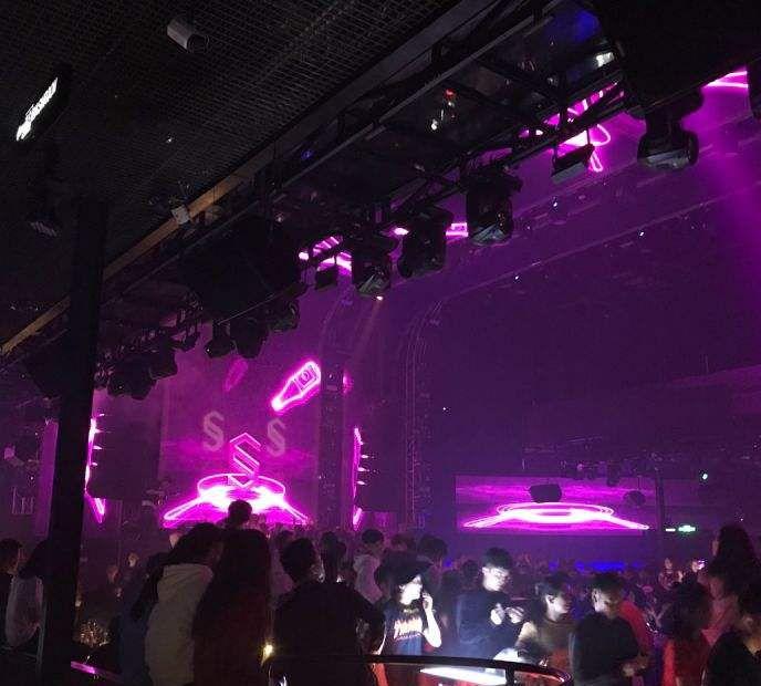 积目10000+喜欢的“黑长直”小姐姐，认识一天就让我和她“抱抱摇”……