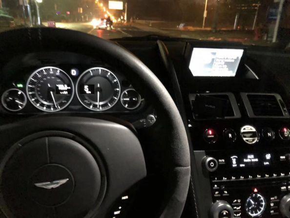 泡妞追女生聊天案例-那个驾驶阿斯顿马丁的小姐姐,半夜将我扛进了她家 泡妞追女生聊天案例-那个驾驶阿斯顿马丁的小姐姐,半夜将我扛进了她家