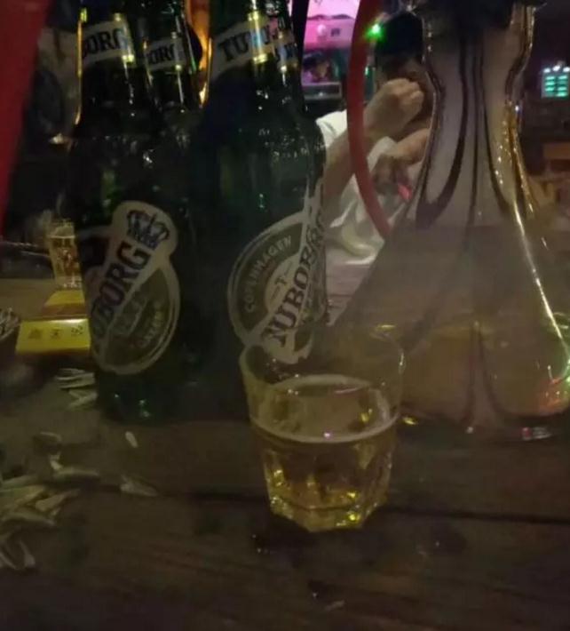 追女生聊天实战恋爱案例:闺蜜满分日记(上):眼看又搬来一箱酒,谁才是最终的猎物? 追女生聊天实战恋爱案例:闺蜜满分日记(上):眼看又搬来一箱酒,谁才是最终的猎物?