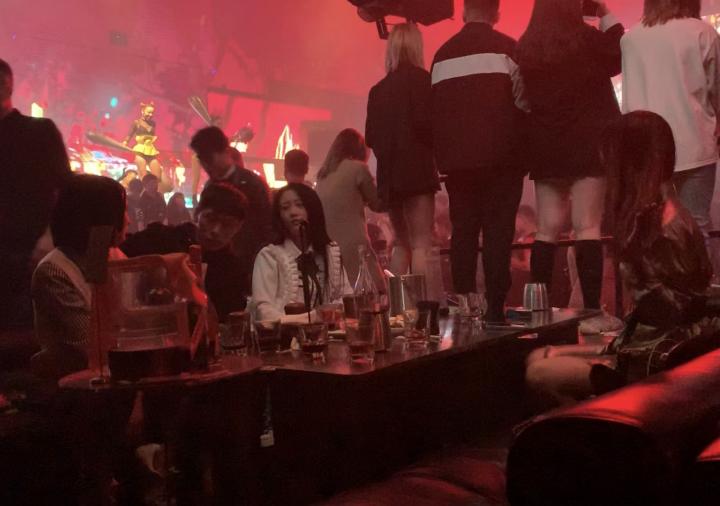 追女生聊天约会实战：夜店1v5的悲惨经历！