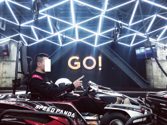 追女生聊天技巧案例-当了10年“舔狗”的他，刚来成都，就被女生强吻了