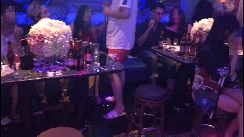 追女生聊天案例-ktv带走“玩咖”：高冷御姐变身娇媚软妹