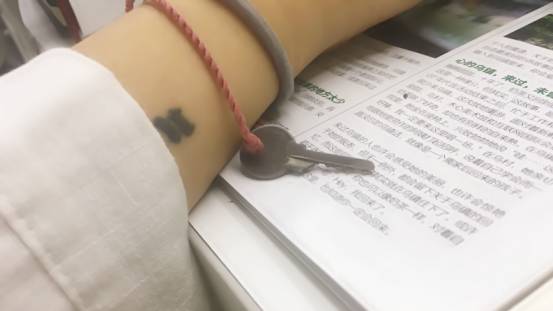 把妹泡妞案例-她知道自己迟早会死，所以活得恬不知耻