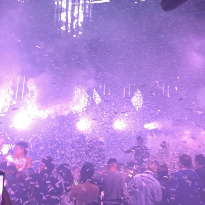 夜店泡妞约会案例-惊悚！在夜店玩的正嗨，她的姐姐姐夫突然来了！