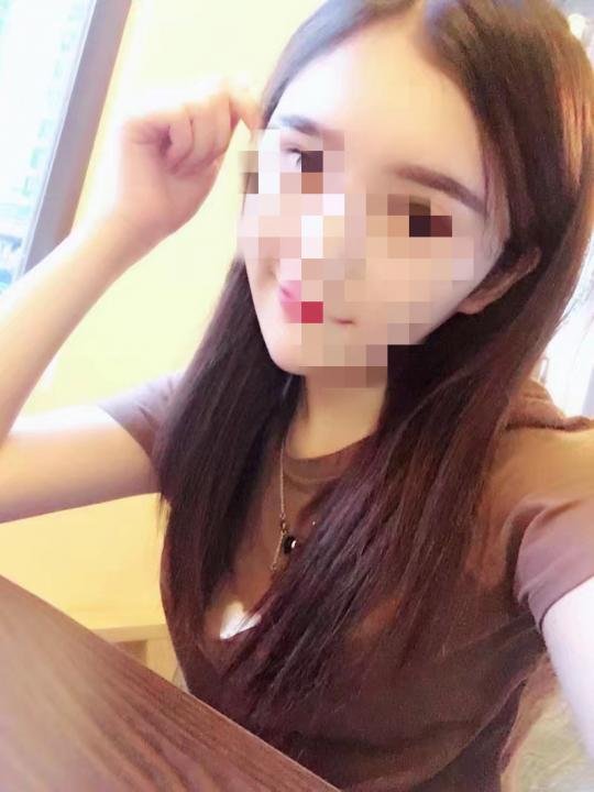 追女生约会实战聊天案例-屈身露胸的她，俯下身为我系鞋带