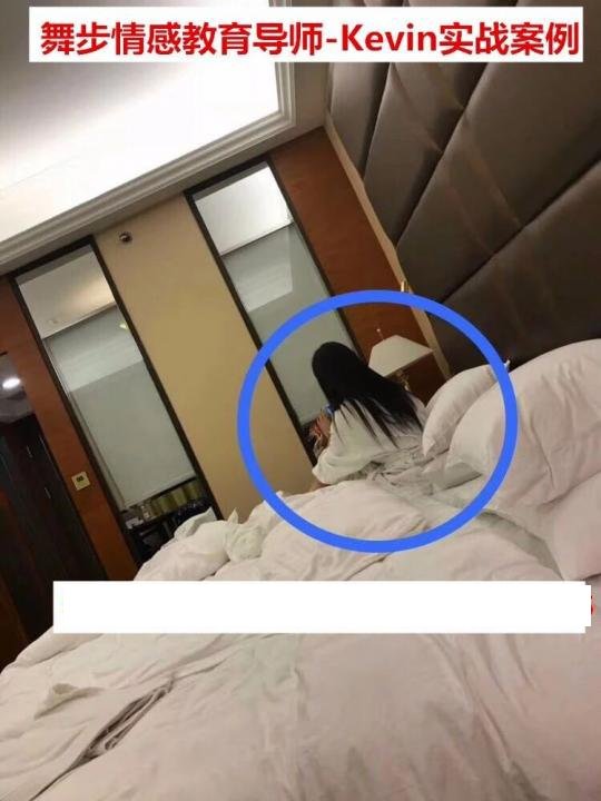 追女生约会实战聊天案例-屈身露胸的她，俯下身为我系鞋带