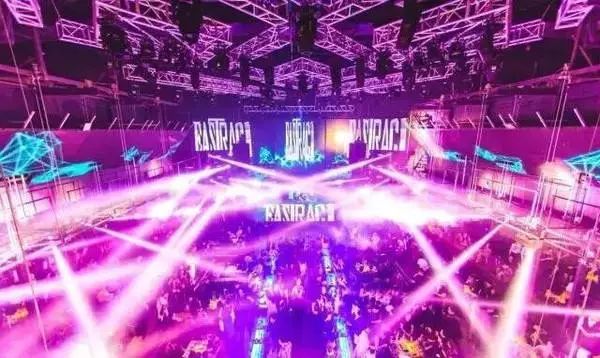 和女生约会气氛降至冰点,看我终极逆转案例!绝美夜色下与她相拥。 和女生约会气氛降至冰点,看我终极逆转案例!绝美夜色下与她相拥。